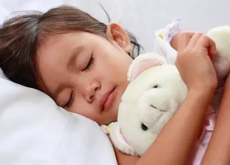 孩子午睡很重要，若是4点不注意，孩子伤身体不如不睡