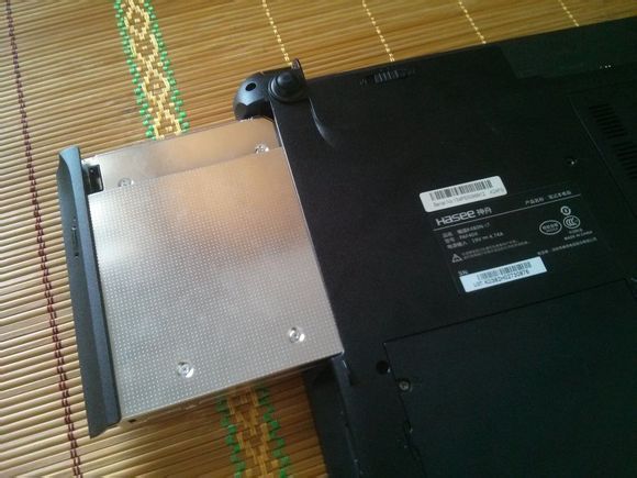 笔记本固态硬盘加装方法（光驱位安装SSD固态硬）